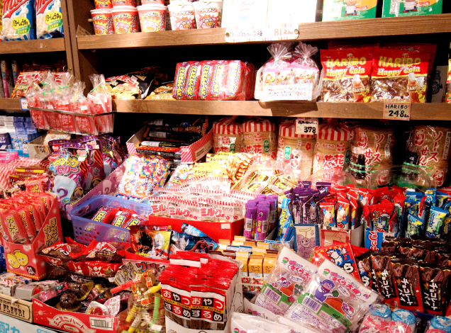 岡山市内で人気の駄菓子屋さんが出張出店!卸問屋ならではの豊富な駄菓子やおもちゃ、店主とのやりとりを楽しもう!